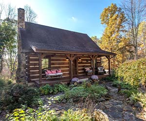 La Vigne Ridge Cabin porch, side